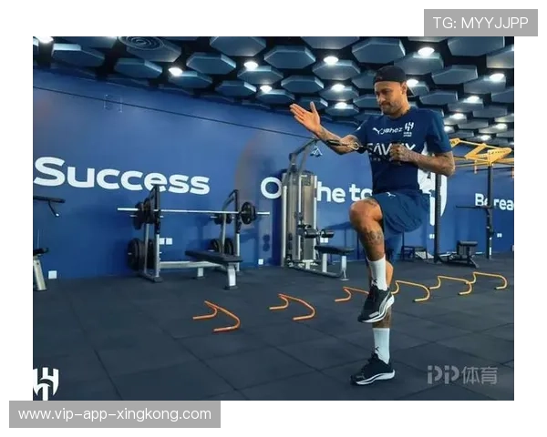 内马尔在社媒举办摄影展，展现生活中真实美好瞬间