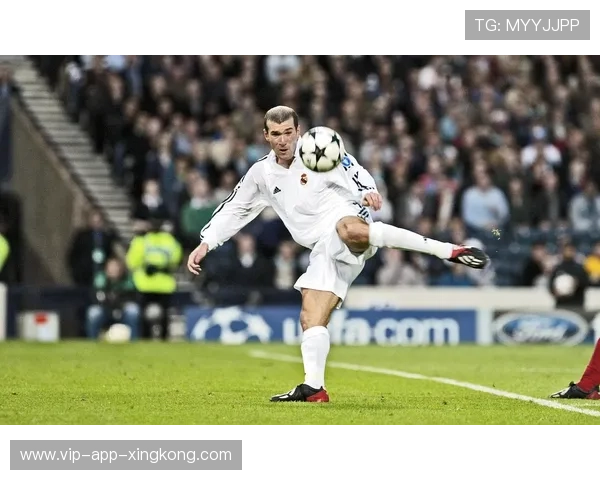 足球凌空抽射如炮弹：激情与技巧的完美融合