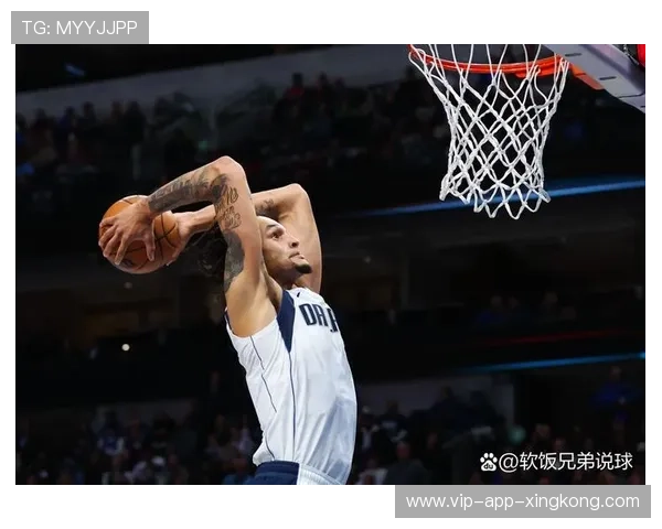 东契奇突破造对抗并命中,独行侠在第四节发力 东契奇突破造对抗并命中,独行侠在第四节发力