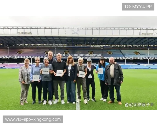 埃弗顿球迷组织开展慈善活动获好评，埃弗顿小球迷