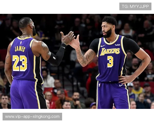 安东尼·戴维斯蓄力进攻，湖人内线优势明显