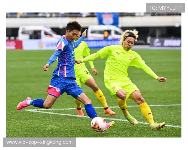 石家庄功夫新前锋背身做球，回做后队友一脚远射